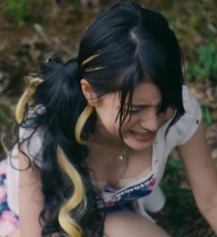 【胸チラTV】芸能人や女子アナがテレビで胸の谷間を見せちゃったエロ画像