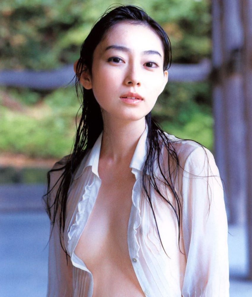 ノーブラ着衣状態で、乳首が透けて見えてる女性たち