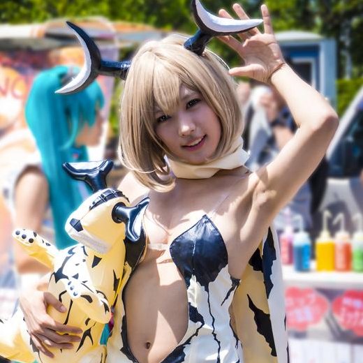 乳首が見えなかったらOKって感じで限界まで露出するコスプレイヤーたち